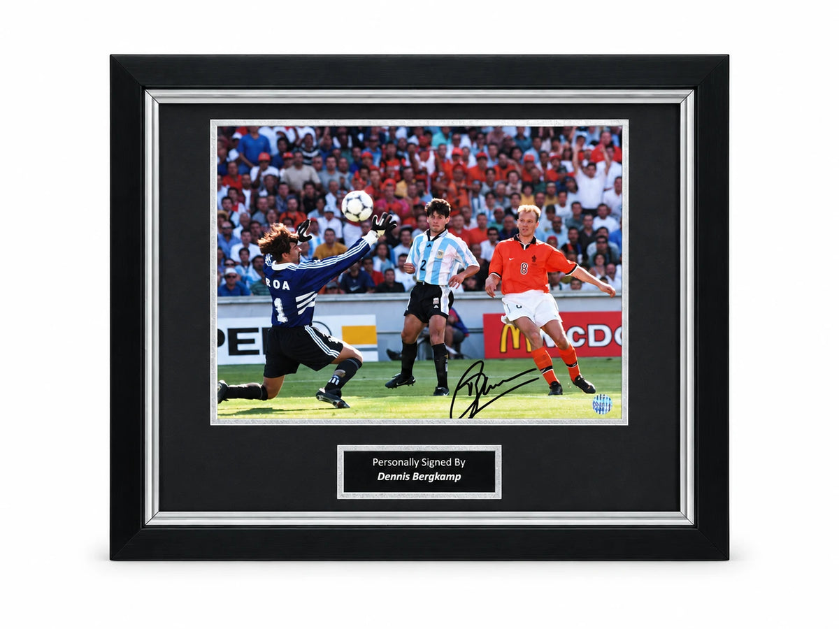 Deluxe ingelijste Nederland-foto gesigneerd door Dennis Bergkamp met handtekening en naamplaatje.