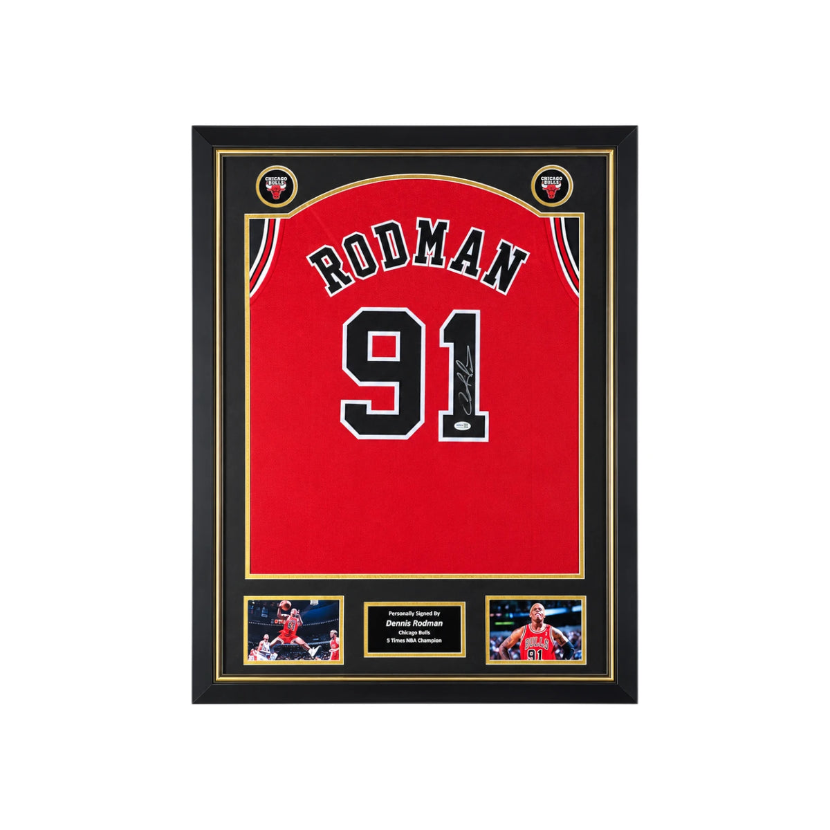 Ingelijst rood Chicago Bulls nummer 91 basketbalshirt gesigneerd door Dennis Rodman met foto’s en naamplaatje.