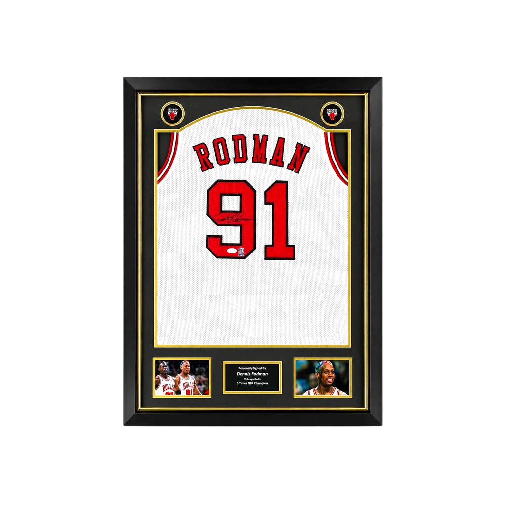 Ingelijst wit Chicago Bulls nummer 91 basketbalshirt gesigneerd door Dennis Rodman met foto’s en naamplaatje.