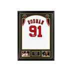 Ingelijst wit Chicago Bulls nummer 91 basketbalshirt gesigneerd door Dennis Rodman met foto’s en naamplaatje.