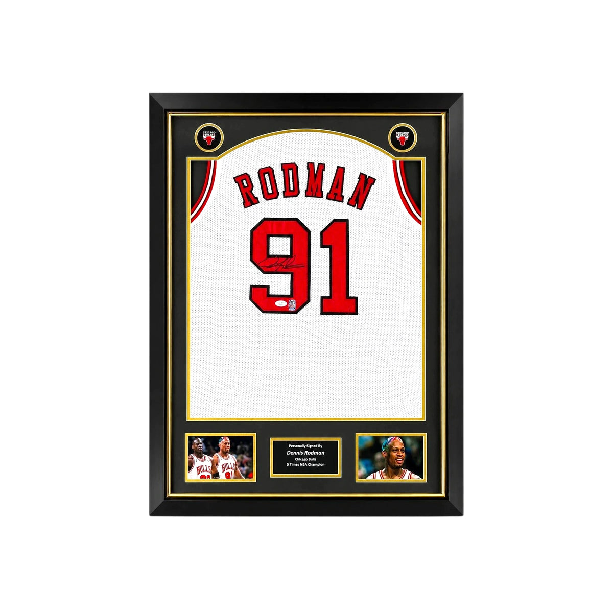 Ingelijst wit Chicago Bulls nummer 91 basketbalshirt gesigneerd door Dennis Rodman met foto’s en naamplaatje.
