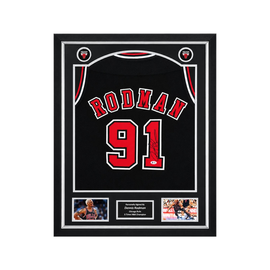 Dennis Rodman gesigneerd zwart Chicago Bulls nummer 91 basketbalshirt professioneel ingelijst in zwart Deluxe Frame met zilverkleurige binnenrand, naamplaatje en twee actiefoto’s