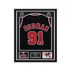 Dennis Rodman gesigneerd zwart Chicago Bulls nummer 91 basketbalshirt professioneel ingelijst in zwart Deluxe Frame met zilverkleurige binnenrand, naamplaatje en twee actiefoto’s