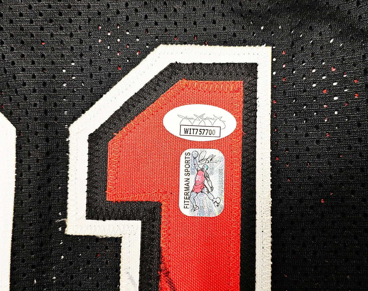 Detail van nummer 91 op een gesigneerd Dennis Rodman basketbalshirt met authenticiteitsstickers.
