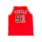 Achterkant van een rood nummer 91 basketbalshirt met RODMAN, gesigneerd door Dennis Rodman.