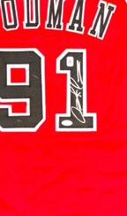 Detail van de handtekening van Dennis Rodman op nummer 91 van een rood basketbalshirt.