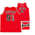 Rood Dennis Rodman nummer 91 basketbalshirt met voor- en achterkant en detail van de handtekening.