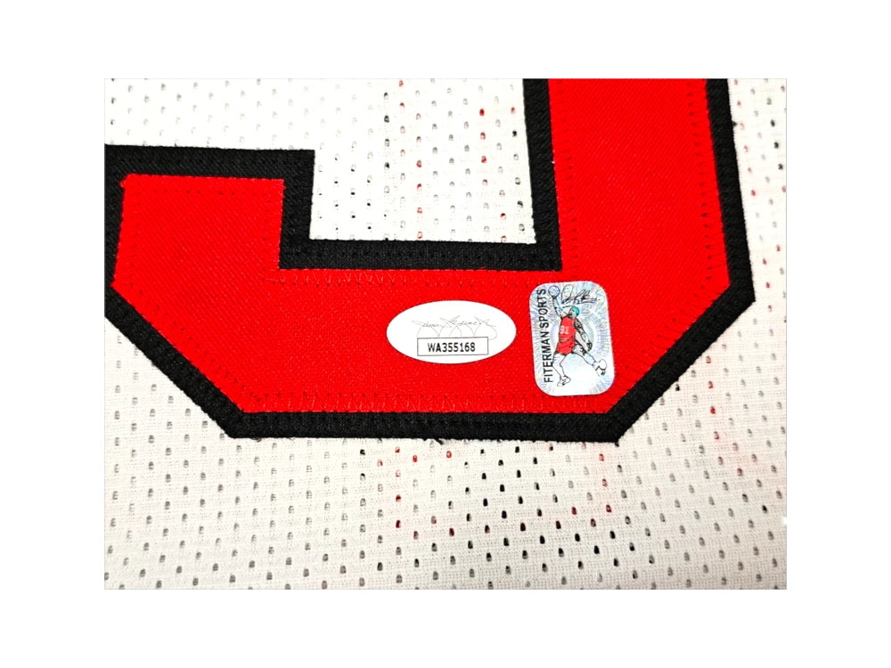 Detail van nummer 91 op een wit Dennis Rodman basketbalshirt met twee authenticiteitsstickers.