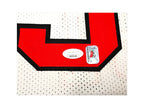 Detail van nummer 91 op een wit Dennis Rodman basketbalshirt met twee authenticiteitsstickers.