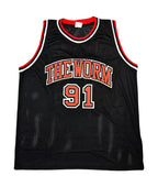 Voorkant van een zwart nummer 91 basketbalshirt van Dennis Rodman met THE WORM op de borst.