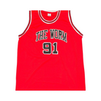 Voorkant van een rood nummer 91 basketbalshirt van Dennis Rodman met THE WORM op de borst.