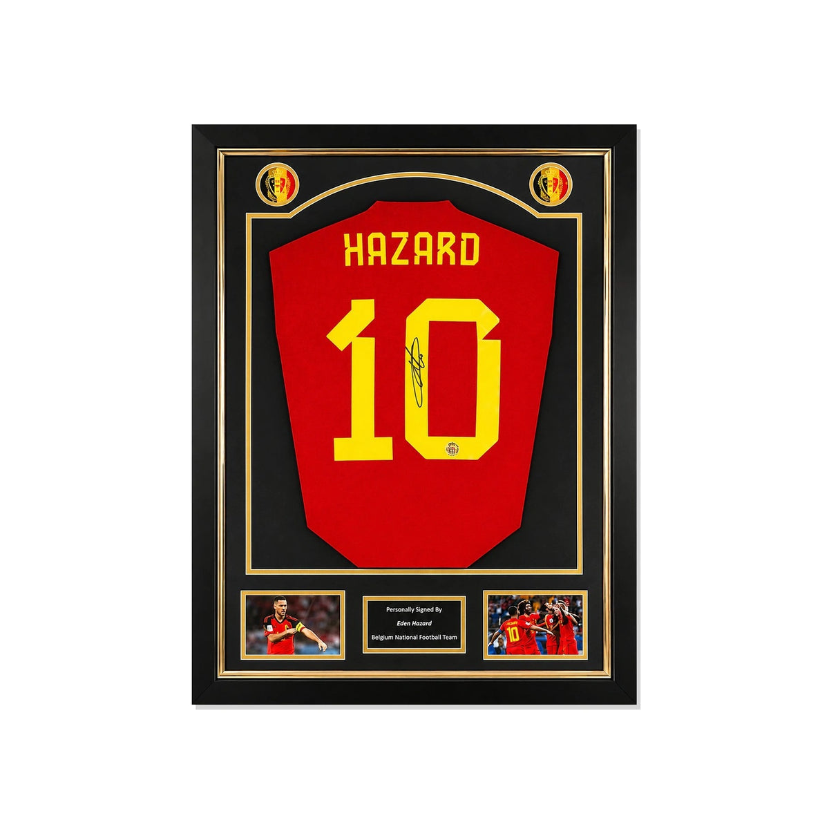 Deluxe ingelijst België nummer 10 voetbalshirt gesigneerd door Eden Hazard met actiefoto’s en naamplaatje. Hoofdafbeelding
