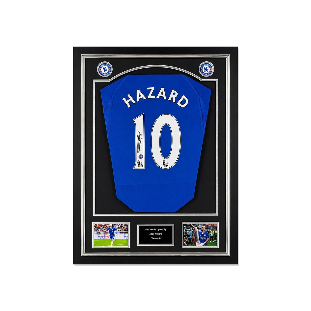 Deluxe ingelijst officieel gelicentieerd Chelsea replica nummer 10 voetbalshirt gesigneerd door Eden Hazard met actiefoto’s en naamplaatje.