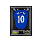Deluxe ingelijst officieel gelicentieerd Chelsea replica nummer 10 voetbalshirt gesigneerd door Eden Hazard met actiefoto’s en naamplaatje.