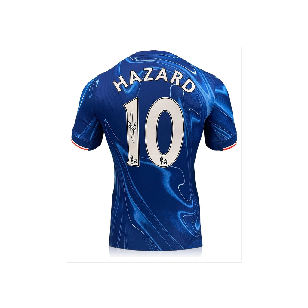 Achterkant van een blauw Chelsea nummer 10 voetbalshirt van Eden Hazard met handtekening op het rugnummer.