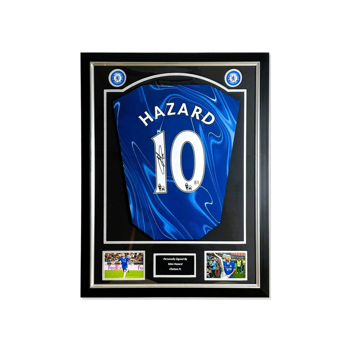 Deluxe ingelijst blauw Chelsea nummer 10 voetbalshirt gesigneerd door Eden Hazard met actiefoto’s en naamplaatje.