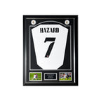 Deluxe ingelijst Real Madrid nummer 7 voetbalshirt gesigneerd door Eden Hazard met actiefoto’s en naamplaatje.