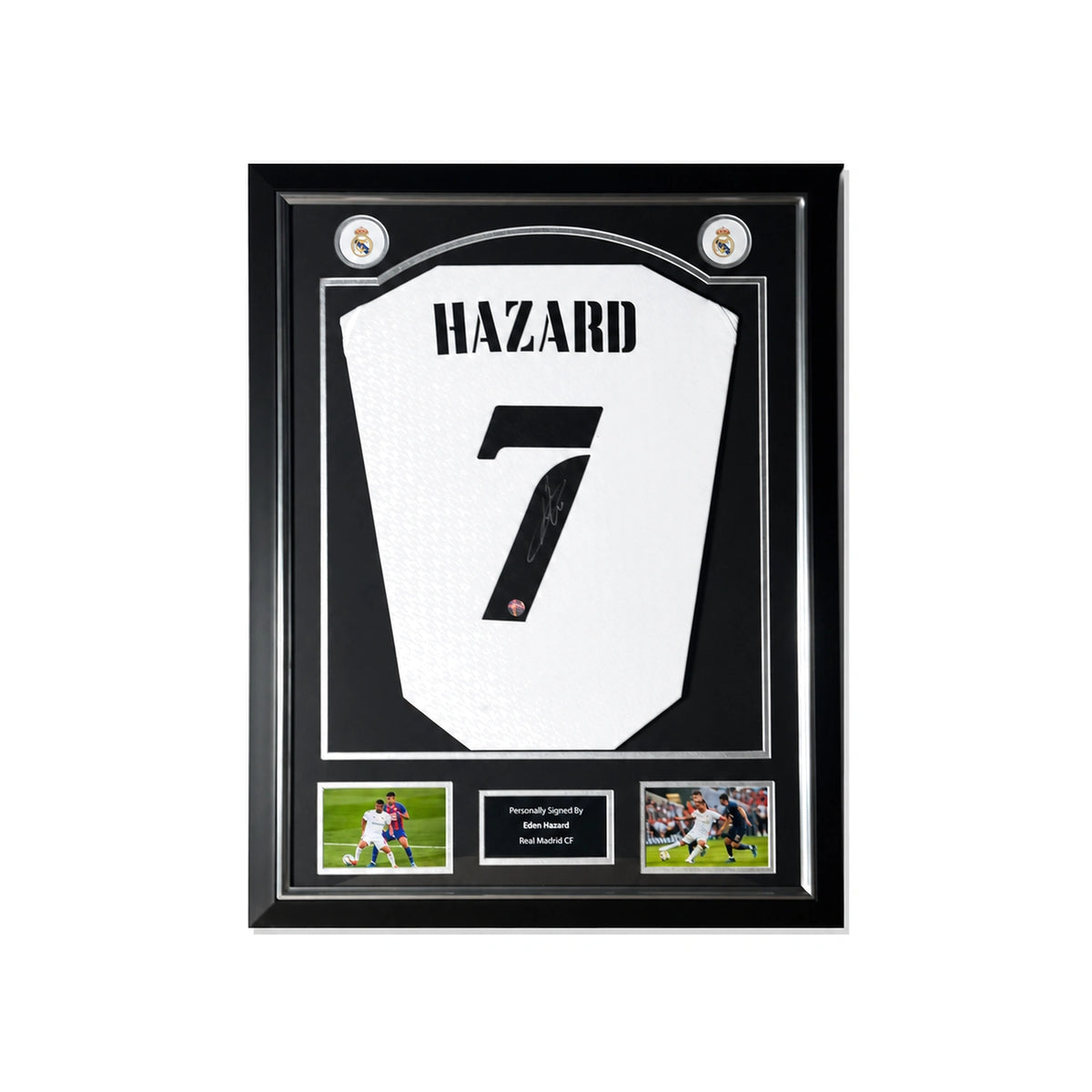 Deluxe ingelijst Real Madrid nummer 7 voetbalshirt gesigneerd door Eden Hazard met actiefoto’s en naamplaatje.