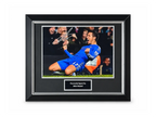 Deluxe ingelijste Chelsea-foto gesigneerd door Eden Hazard met handtekening, actiefoto en naamplaatje.