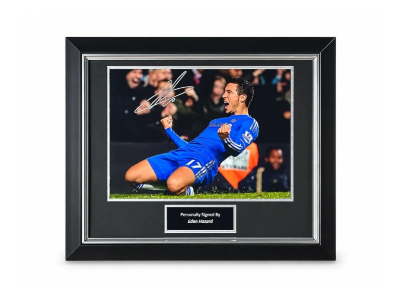 Deluxe ingelijste Chelsea-foto gesigneerd door Eden Hazard met handtekening, actiefoto en naamplaatje. Hoofdafbeelding