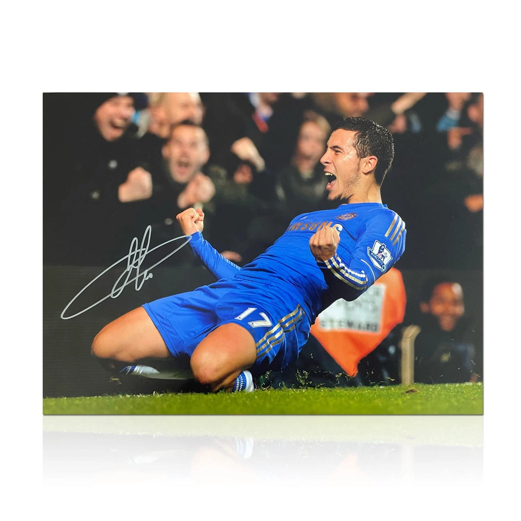 Gesigneerde liggende voetbalfoto van Eden Hazard tijdens een doelpuntviering voor Chelsea.