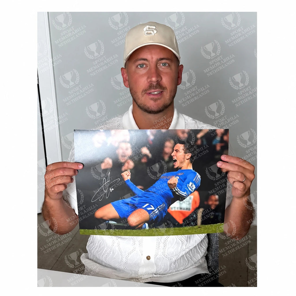 Signing proof van Eden Hazard met een gesigneerde Chelsea voetbalfoto.
