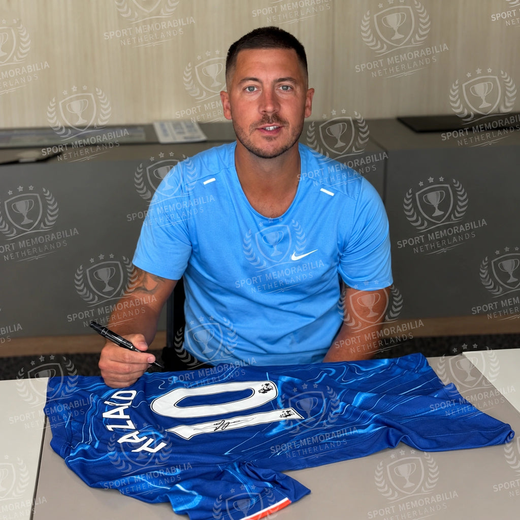 Eden Hazard tijdens het signeren van een blauw Chelsea nummer 10 voetbalshirt als signing proof.