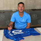 Eden Hazard tijdens het signeren van een blauw Chelsea nummer 10 voetbalshirt als signing proof.