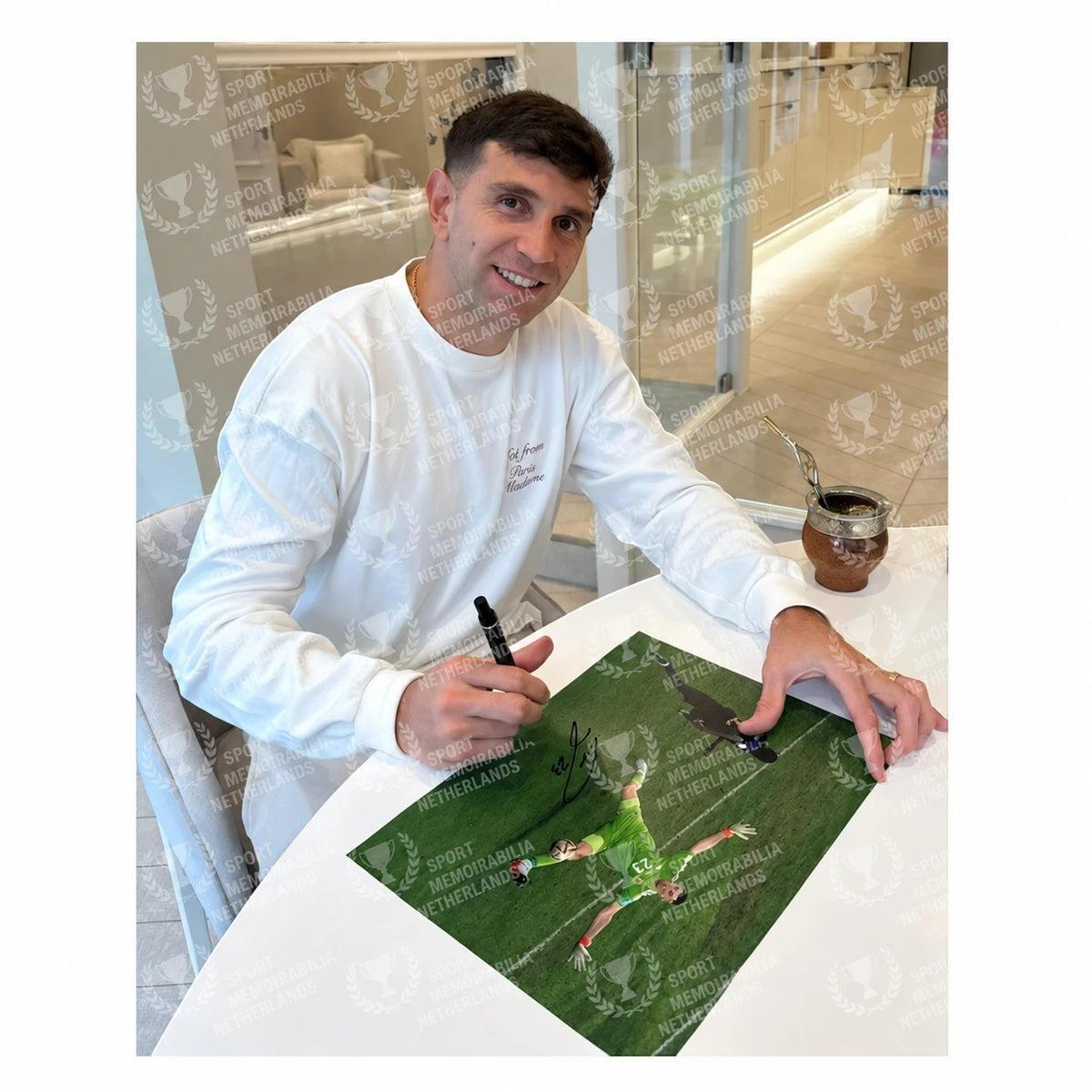 Signing proof van Emiliano Martínez tijdens het signeren van een gesigneerde Argentinië WK-finale voetbalfoto.