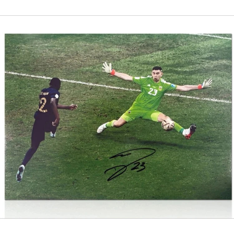 Gesigneerde liggende voetbalfoto van Emiliano Martínez tijdens een redding voor Argentinië.