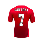 Achterkant van een rood Manchester United nummer 7 voetbalshirt gesigneerd door Eric Cantona.