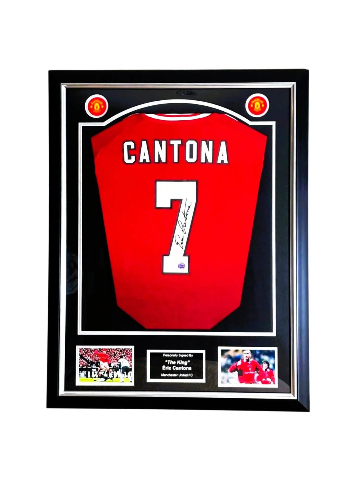 Ingelijst rood Manchester United nummer 7 voetbalshirt gesigneerd door Eric Cantona met twee voetbalfoto’s. Hoofdafbeelding