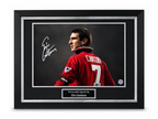 Deluxe ingelijste Manchester United-foto gesigneerd door Éric Cantona met handtekening, rugnummer 7 en naamplaatje.