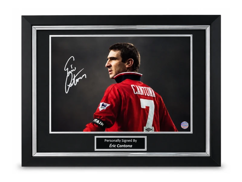 Deluxe ingelijste Manchester United-foto gesigneerd door Éric Cantona met handtekening, rugnummer 7 en naamplaatje. Hoofdafbeelding