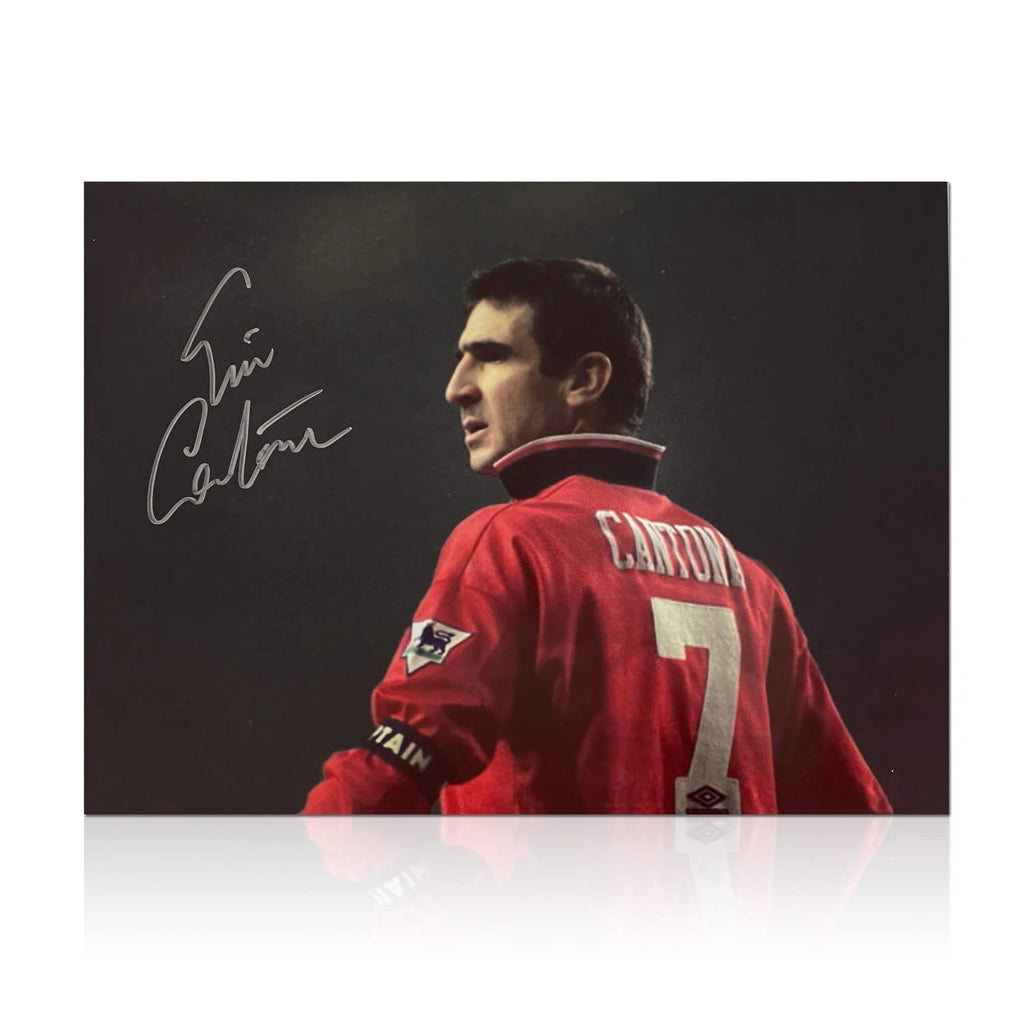 Gesigneerde liggende voetbalfoto van Éric Cantona in Manchester United-shirt.