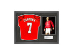 Eric Cantona Gesigneerd Manchester United Thuisshirt 1996-98 Icon Frame - Sport Memorabilia Netherlands Eric Cantona Gesigneerd Manchester United Thuisshirt 1996-98 Icon Frame Icon Frame  Certificaat, Eric Cantona Manchester United Gesigneerd shirt Premier League Voetbal memorab, Gesigneerd, Gesigneerd Shirt, Icon Frame, Premier League, Voetbal Memorabilia