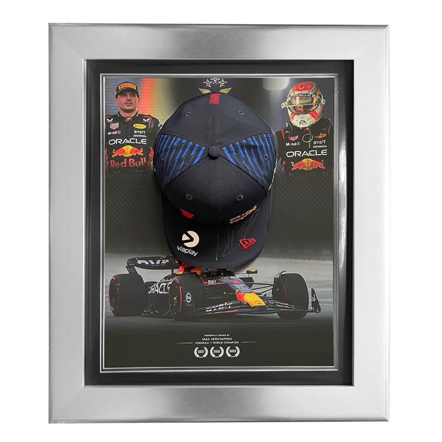F1 driver cap ingelijst in koepeldisplay – Sport Memorabilia Netherlands