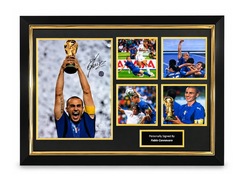 Deluxe ingelijste Italië-fotocollage gesigneerd door Fabio Cannavaro met WK-trofee, handtekening en naamplaatje. Hoofdafbeelding