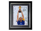 Deluxe ingelijste Italië-foto gesigneerd door Fabio Cannavaro met WK-trofee en handtekening.