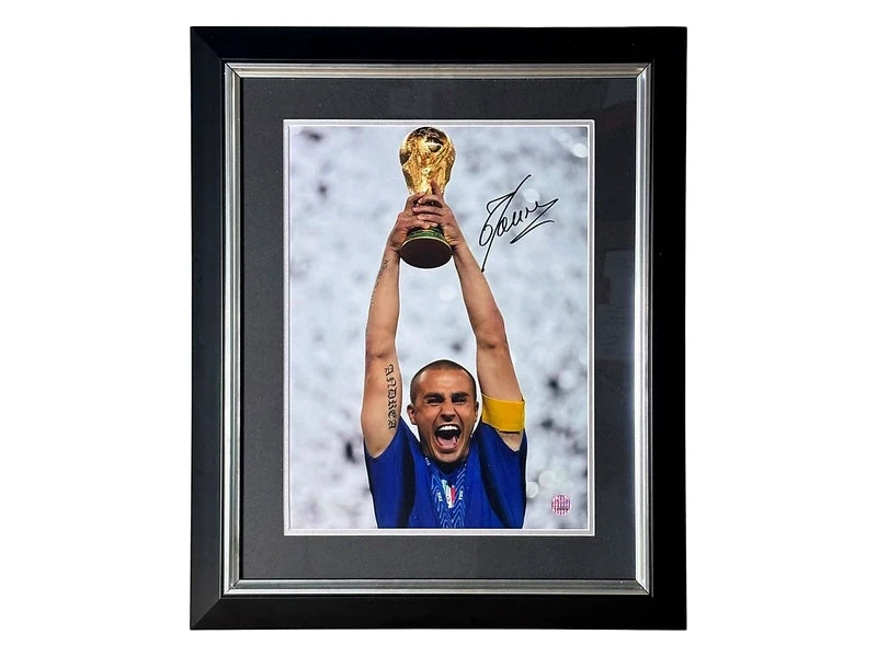 Deluxe ingelijste Italië-foto gesigneerd door Fabio Cannavaro met WK-trofee en handtekening.