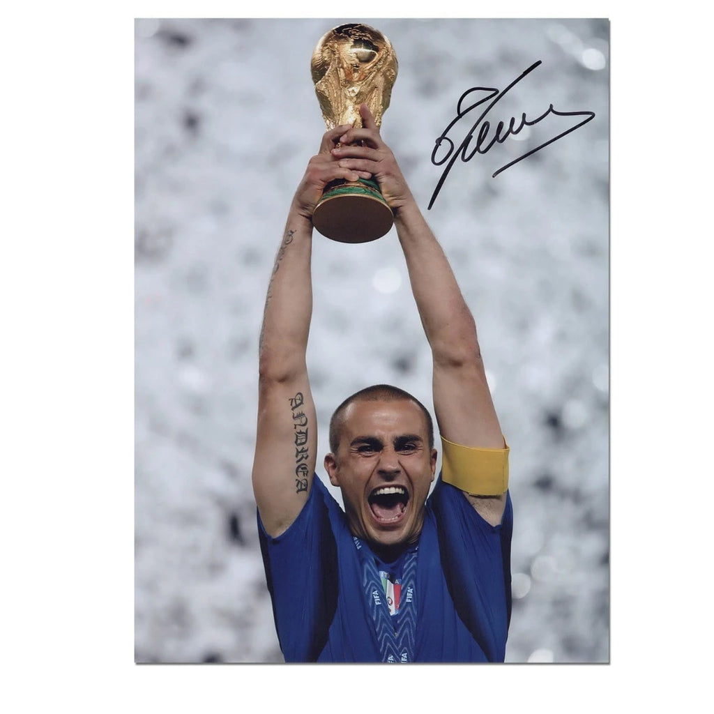 Gesigneerde voetbalfoto van Fabio Cannavaro met de WK-trofee voor Italië.
