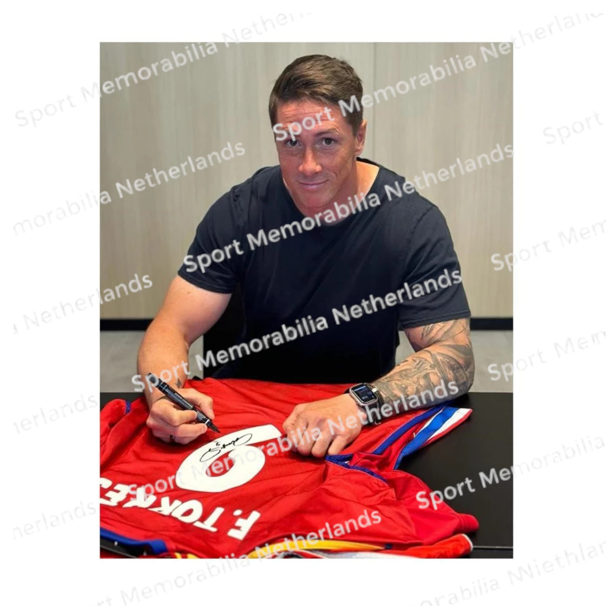 Signing proof of Fernando Torres signing an official Atlético Madrid 2015-16 football shirt.