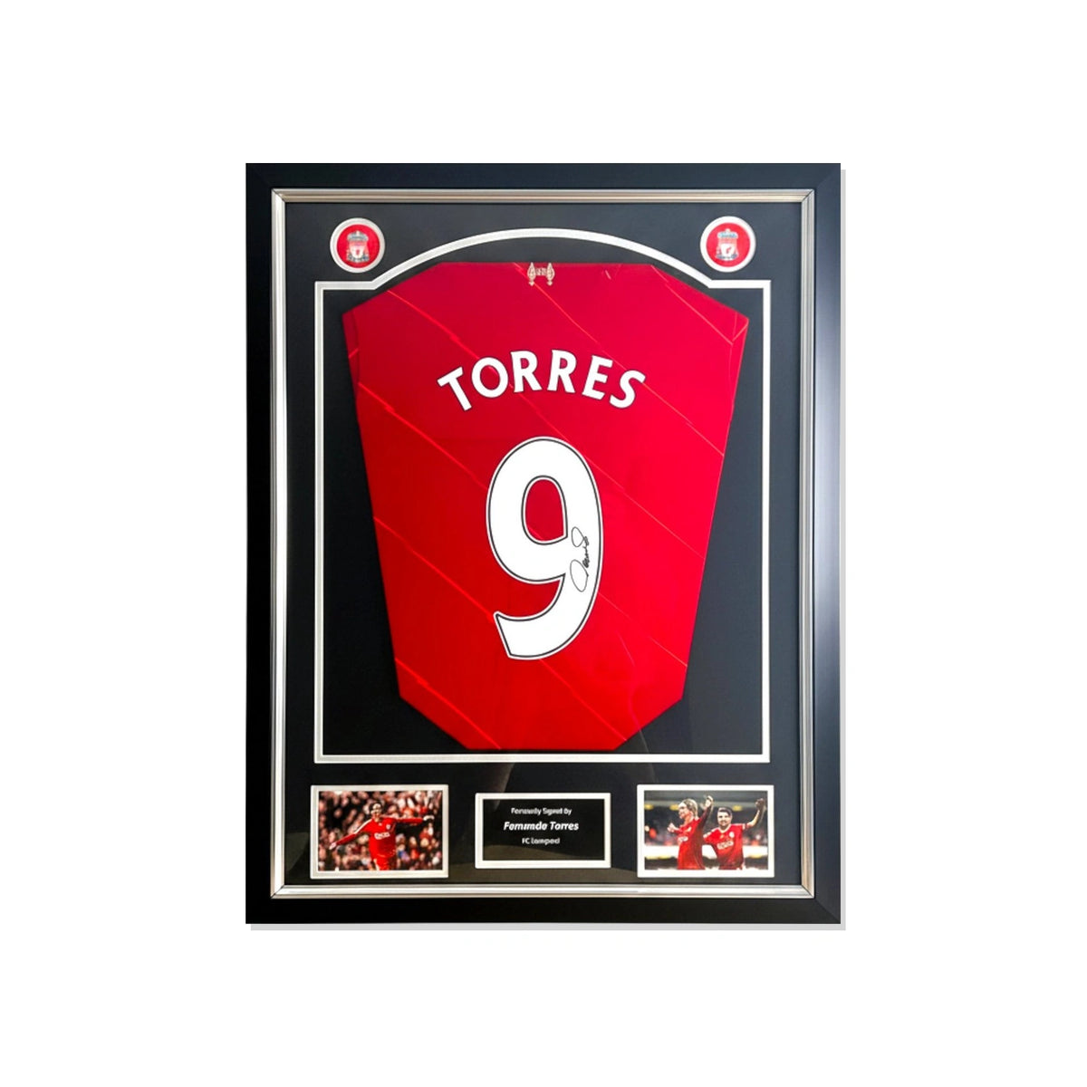 Deluxe ingelijst Liverpool voetbalshirt gesigneerd door Fernando Torres met foto’s en naamplaatje. Hoofdafbeelding