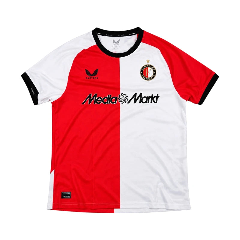 Voorkant van het Feyenoord thuisshirt 2024/2025 van Castore, rood-wit voetbalshirt met MediaMarkt-sponsor, Feyenoord-clublogo en zwarte kraag.