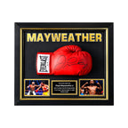 Rode Everlast bokshandschoen gesigneerd door Floyd Mayweather Jr., professioneel ingelijst in een zwart-gouden Deluxe Frame met twee actiefoto's.