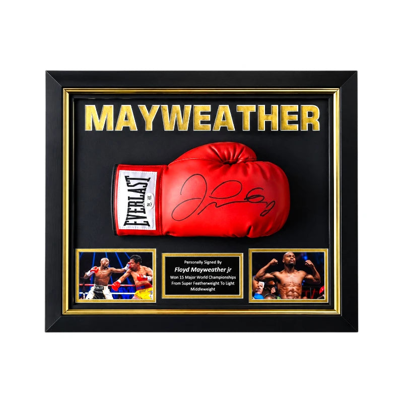 Rode Everlast bokshandschoen gesigneerd door Floyd Mayweather Jr., professioneel ingelijst in een zwart-gouden Deluxe Frame met twee actiefoto's. Main image