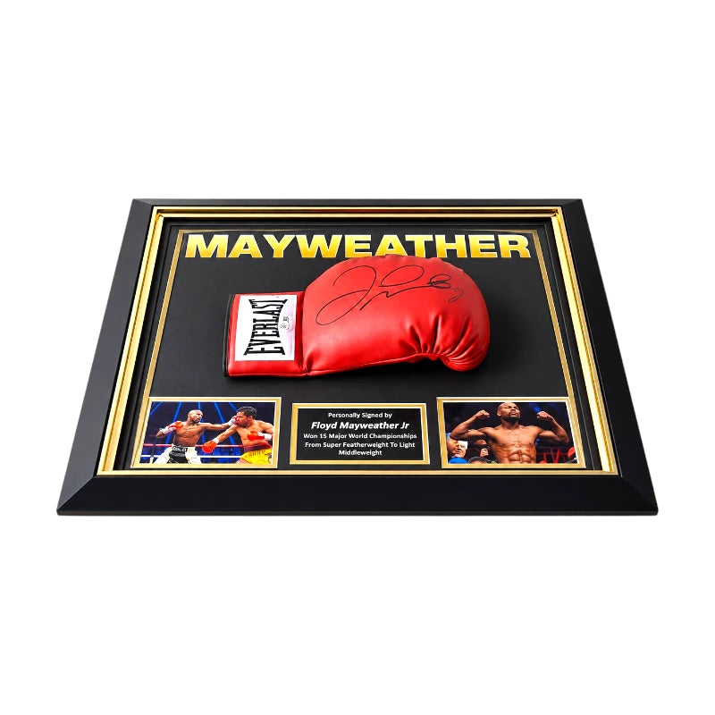 Liggend gefotografeerd Deluxe Frame met rode Everlast bokshandschoen, gesigneerd door Floyd Mayweather Jr., zwart-gouden lijst en twee boksfoto's.