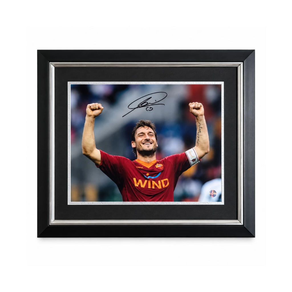 Deluxe ingelijste gesigneerde voetbalfoto van Francesco Totti in AS Roma-shirt met handtekening.
