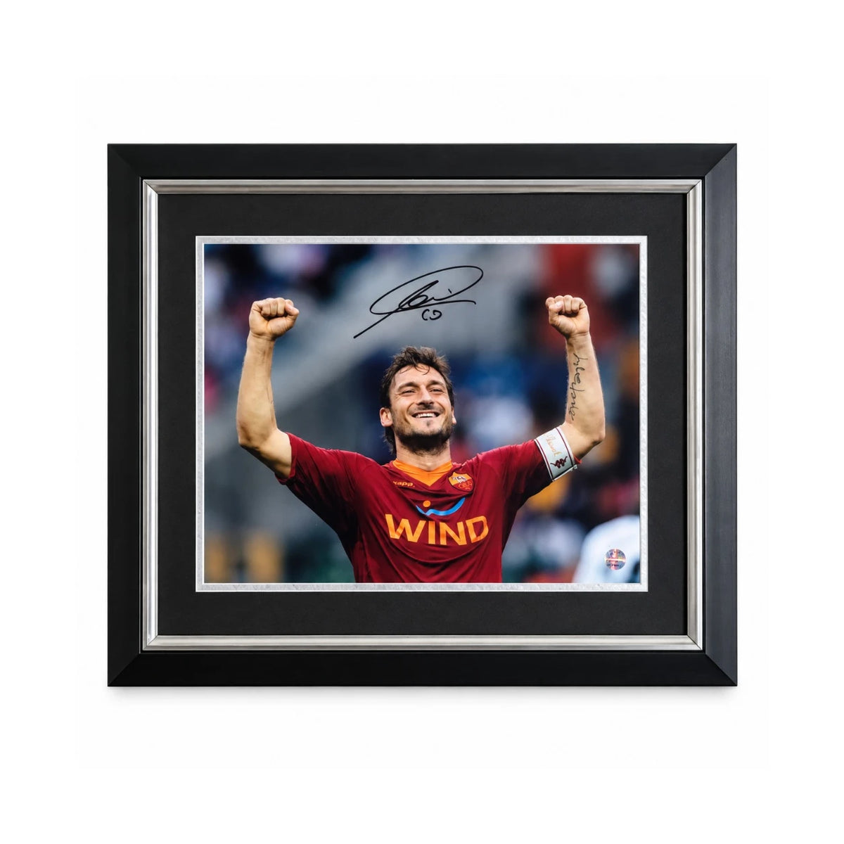 Deluxe ingelijste gesigneerde voetbalfoto van Francesco Totti in AS Roma-shirt met handtekening.