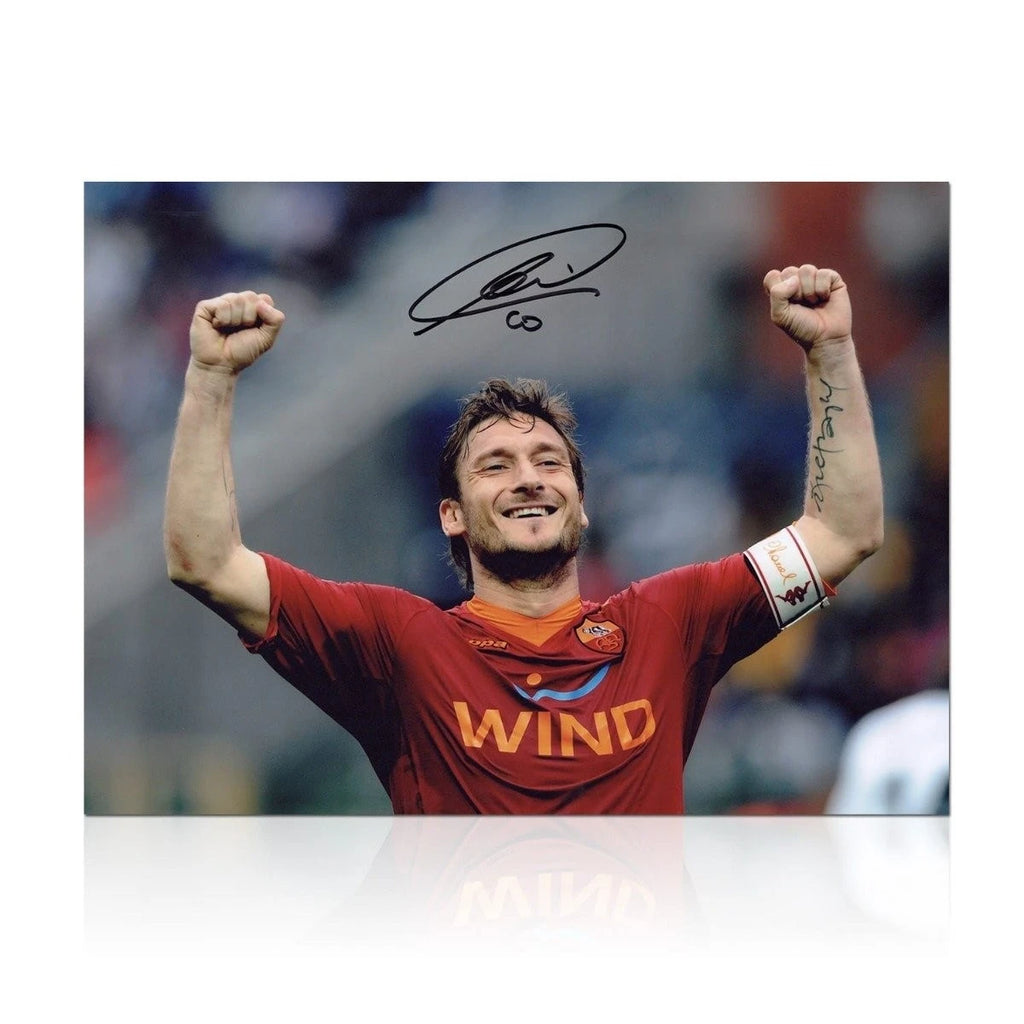 Gesigneerde voetbalfoto van Francesco Totti in AS Roma-shirt met zijn handtekening boven de afbeelding.